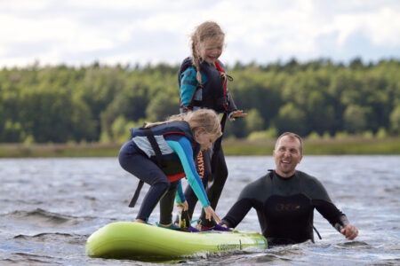 Isa ja laps surfilaager Hiiumaal